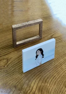 in ảnh khung gỗ sồi cao cấp đủ size lưu giữ kỷ niệm gia đình Việt