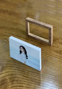 in ảnh khung gỗ sồi cao cấp đủ size lưu giữ kỷ niệm gia đình Việt