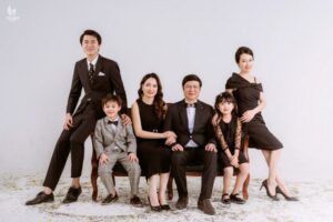 Khám phá 10 ý tưởng trang trí bằng ảnh gia đình đẹp, hiện đại và đầy cảm xúc giúp không gian sống trở nên ấm cúng, sang trọng và đáng nhớ hơn.